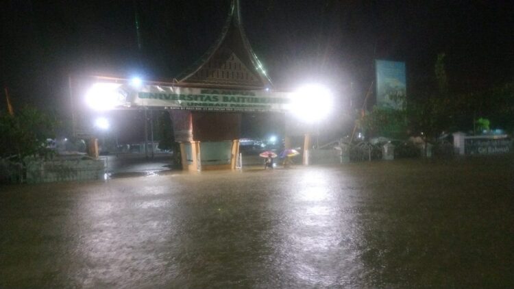 Genangan air sepaha orang dewasa di depan RS Siti Rahmah, By Pass Padang. (Juabdi for radarsumbar.com)