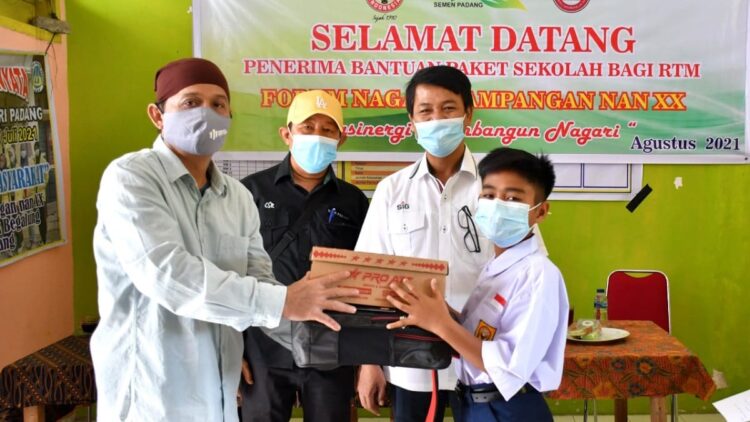 Bantuan pendidikan dari Forum Nagari Semen Padang kepada pelajar di Pampangan.