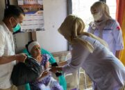 Andre Rosiade Bantu Tukang Cuci Lansia usai Operasi akibat Jatuh di Indarung Padang