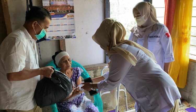 Andre Rosiade Bantu Tukang Cuci Lansia usai Operasi akibat Jatuh di Indarung Padang 1 Pengurus DPD Gerindra Sumbar menyerahkan bantuan uang tunai dan sembako dari Andre Rosiade kepada Yusna di Indarung, Lubukkilangan, Padang.