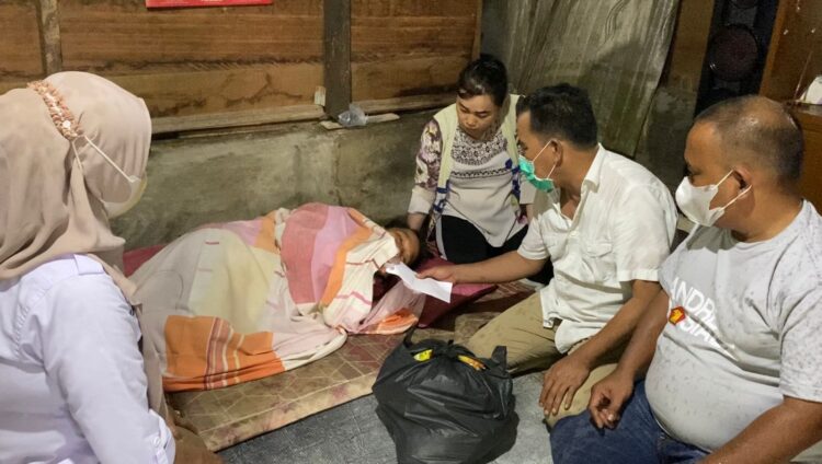 Pengurus Partai Gerindra Sumbar menyerahkan bantuan sembako dan uang tunai dari Anggota DPR RI Andre Rosiade kepada keluarga Nuraini di Kurao, Nanggalo, Padang.