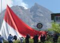 Unik, Warga Sleman Kibarkan Bendera Raksasa di Puncak Merapi 4 Unik, Warga Sleman Kibarkan Bendera Raksasa di Puncak Merapi