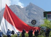 Unik, Warga Sleman Kibarkan Bendera Raksasa di Puncak Merapi