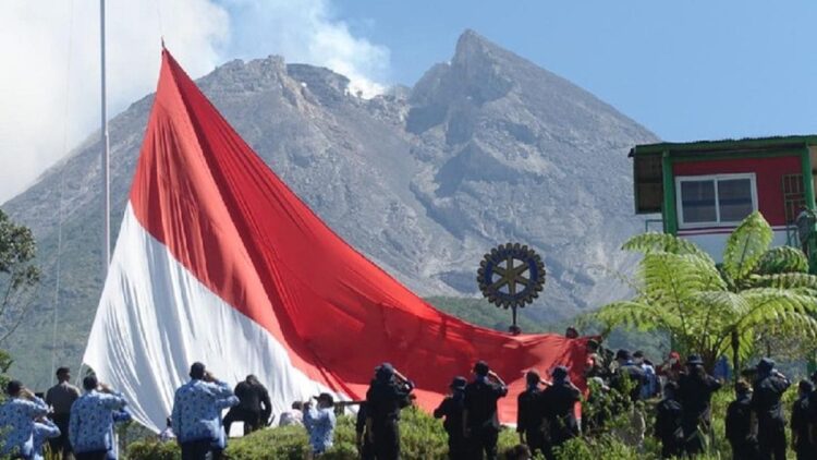 Unik, Warga Sleman Kibarkan Bendera Raksasa di Puncak Merapi 1 Bendera raksasa berkibar di lereng Gunung Merapi. (Foto: Jauh Hari Wawan S/detikcom)