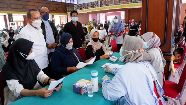 Anggota DPR RI Darul Siska mengecek jalannya vaksinasi Covid-19 di tiga wilayah.