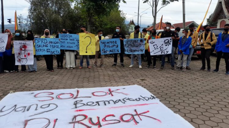 Demo, Mahasiswa Kabupaten Solok Ingin Konflik Bupati dan Ketua DPRD Diakhiri 1 Puluhan mahasiswa mendatangi kantor DPRD Kabupaten Solok, Kamis (26/8) siang