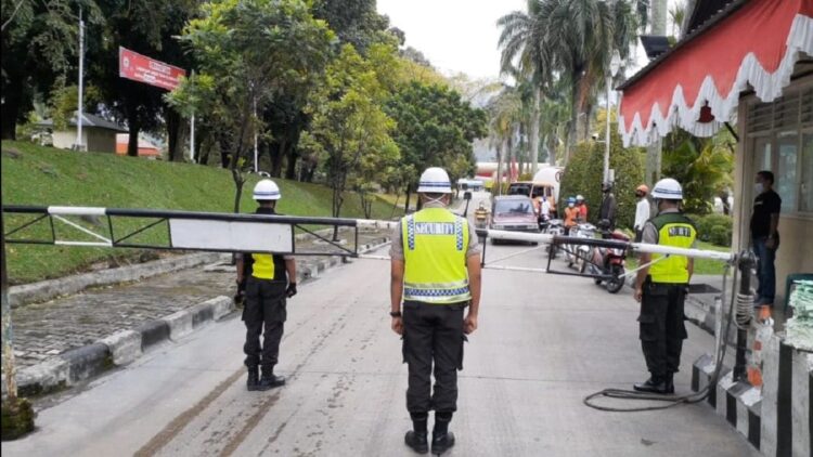 Peringatan detik-detik Proklamasi di PT Semen Padang. Akses jalan masuk area PT Semen Padang ditutup sementara selama 5 menit dari pukul 10.15 sampai 10.20 WIB. Petugas tampak menghentikan kegiatan, mengambil sikap sempurna dan berdiri tegak.