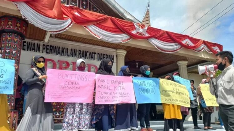 Aliansi Bukittinggi Peduli lakukan penyampaian aspirasi di DPRD setempat. (ANTARA/Alfatah)