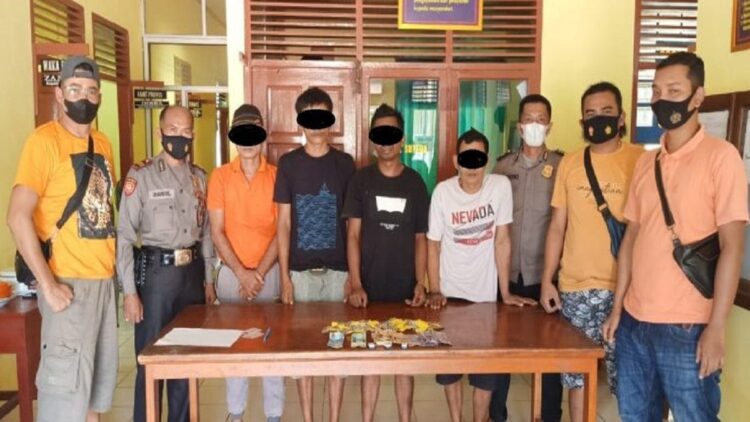 Empat tersangka judi diamankan Polsek Sutera.