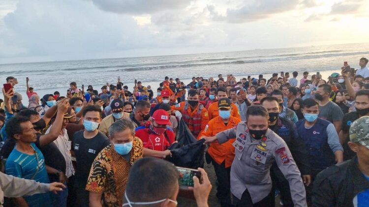 Evakuasi korban hanyut yang ditemukan terakhir di Pasia Jambak. (foto: Humas Basarnas)