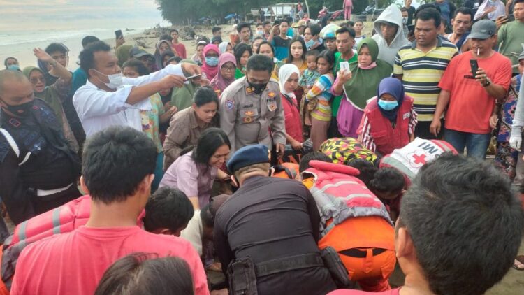 Lima Orang Diseret Ombak di Pasia Jambak, Seorang Meninggal 1 Evakuasi korban hanyut di Pantai Pasie Jambak. (Humas BPBD Padang)