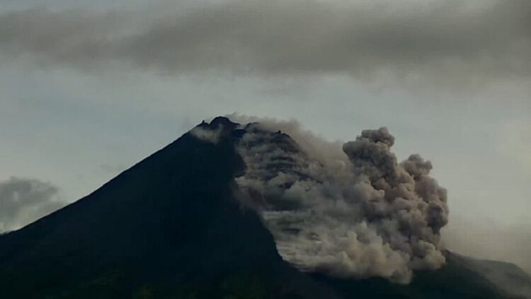 Ilustrasi awan panas guguran Gunung Merapi, Rabu (27/1). Foto: BNPB