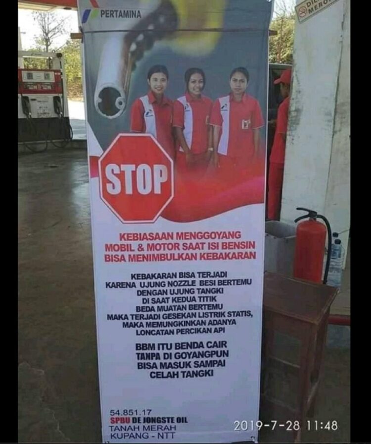 Imbauan larangan menggoyangkan mobil saat mengisi BBM. (net)