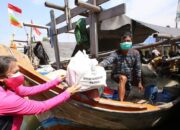 HKGB Ke-69, Ketum Bhayangkari Blusukan Bagikan Bansos ke Nelayan Muara Angke