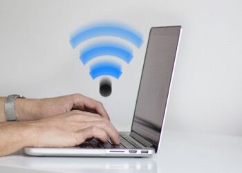 ilustrasi internet laptop wifi