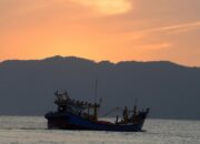 Satpolairud Polres Pessel Evakuasi Kapal Nelayan Rusak di Perairan Painan