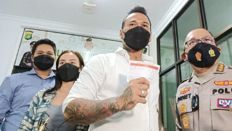 Musisi I Gede Ari Astina alias Jerinx dan istrinya, Nora Alexandra memberikan keterangan kepada media usia menjalani vaksinasi COVID-19 di Polda Metro Jaya, Minggu (15/8/2021). ANTARA/Fianda SR