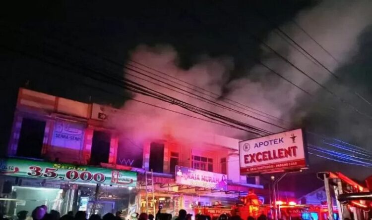 Kebakaran apotek di Padang Luar Agam. (ANTARA/Alfatah)