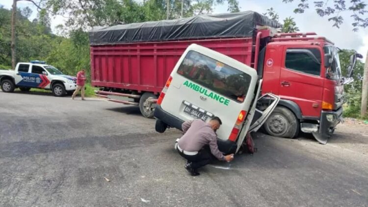 Kecelakaan antara truk dan ambulans di Jalan Raya Medan-Bukittinggi.