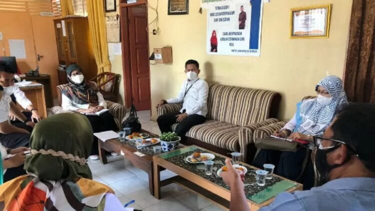 Diskominfo Payakumbuh Fasilitasi Penyediaan Infrastruktur dan Jaringan Dua Kelurahan Statistik 1 Kepala Badan Pusat Statistik Kota Payakumbuh Desi Febriyanti bersama Kabid Humas Diskominfo saat turun ke dua kelurahan yang ditunjuk menjadi kelurahan statistik. (Antara/HO-Pemkot Payakumbuh)