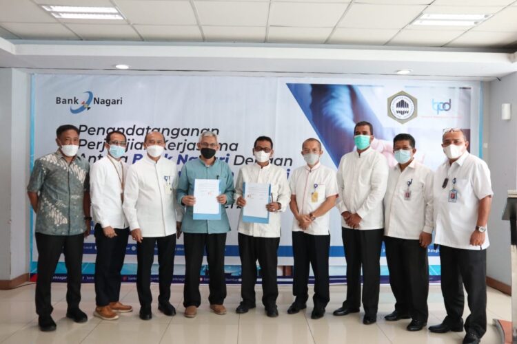 Foto bersama usai tanda tangan perjanjian kerja sama (PKS) antara Dirut Bank Nagari Muhammad Irsyad dengan Direktur Politeknik Pertanian Payakumbuh, Elvin Hasman, Jumat (30/7).