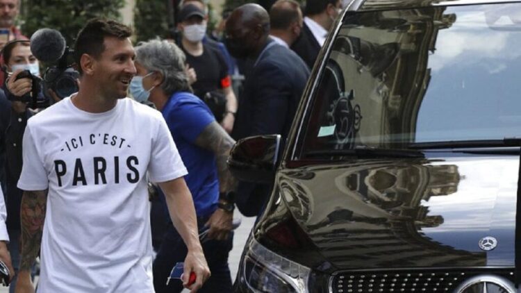 Lionel Messi tiba di Paris untuk bergabung dengan PSG. Ia tampak menyapa suporter lewat jendela Bandara Le Bourget, Paris, Prancis, 10 Agustus 2021. REUTERS / Yves Herman