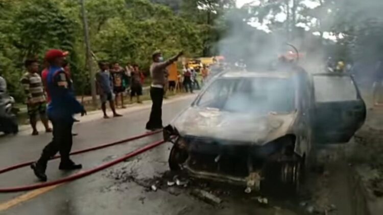 Minibus Terbakar di Kelok Jariang, Tak Ada Korban Jiwa 1 Mobil terbakar di Kelok Jariang, Jalan Padang-Painan.