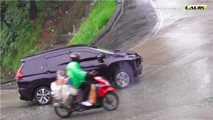 Tanjakan ekstrem Sitinjau Lauik, banyak mobil yang gagal menanjak. (Foto: Youtube Sitinjau Lauik Truck Video)