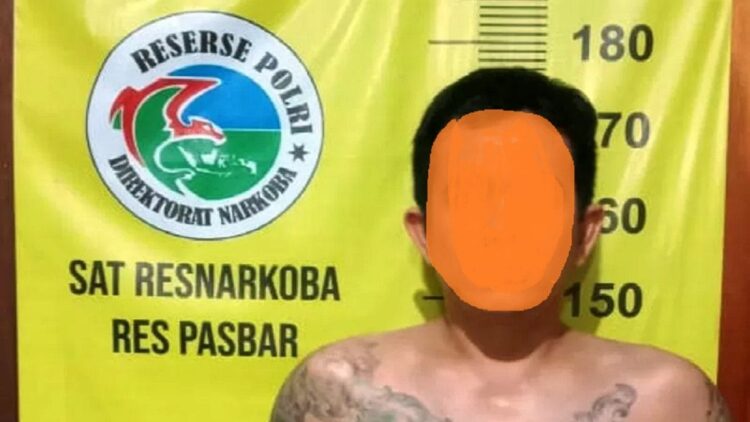Satresnarkoba Polres Pasaman Barat menangkap pelaku yang diduga pengedar natkotika jenis sabu, Senin (23/8) malam. (Antara/Satreskrim Narkoba Polres Pasbar)
