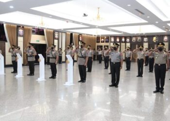 Lantik Tiga Pejabat, Kapolri: Dukung dan Tuntaskan Program Pemerintah Tangani Covid-19