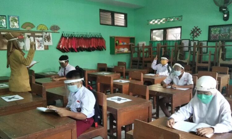 Pembelajaran tatap muka yang sempat digelar di sebuah sekolah dasar (SD) negeri di Kabupaten Kudus, Jawa Tengah, beberapa waktu lalu sebelum terjadi lonjakan kasus COVID-19. (ANTARA/Akhmad Nazaruddin Lathif)