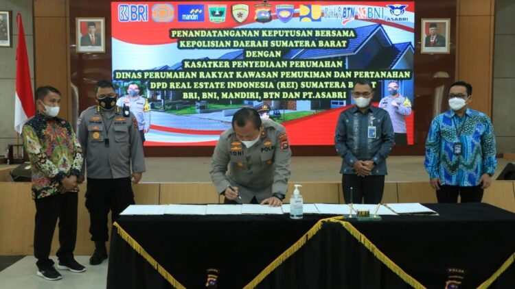 Penandatanganan kerjasama Polda Sumbar dan REI.