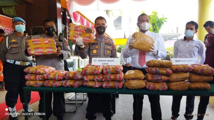 Tim Satresnarkoba Polresta Padang melakukan press rilis usai penangkapan 28 Kilogram ganja.