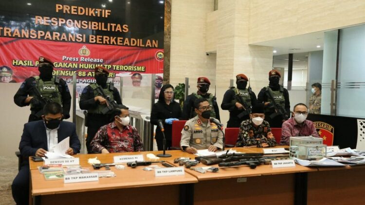 Tangkap 53 Terduga Teroris di 11 Provinsi, Polri Paparkan Sumber Pendanaan Kelompok JI 1 Press rilis penangkapan teroris oleh Mabes Polri.