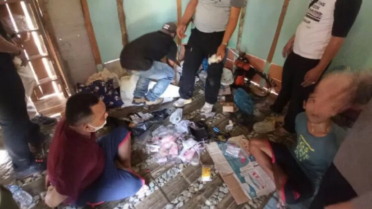 BNNK Pasamam Barat mengamankan barang bukti sabu dan sejumlah pil ekstasi hasil pengembangan dari tersangka yang ditangkap beberapa waktu lalu. (Antarasumbar/BNNK Pasaman Barat)