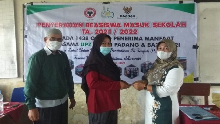 Penyerahan bantuan beasiswa masuk sekolah dari UPZ Baznas Semen Padang. Hingga Juli 2021, UPZ Baznas Semen Padang telah menyalurkan zakat kepada delapan asnaf sebesar Rp4 miliar lebih.