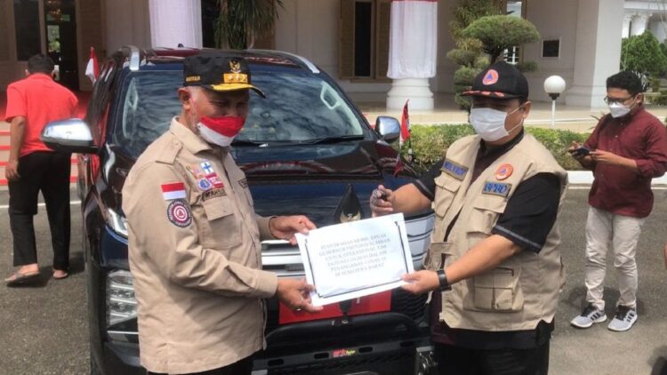 Daripada Bikin Gaduh, Gubernur Mahyeldi Akhirnya Serahkan Mobnas Baru untuk Penanganan Covid-19 1 Penyerahan mobnas Gubernur Sumbar untuk penanganan Covid-19 secara simbolis.