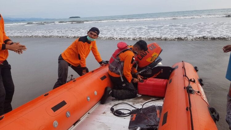 Persiapan tim SAR mencari korban hanyut di Pasie Jambak. (Humas Basarnas)