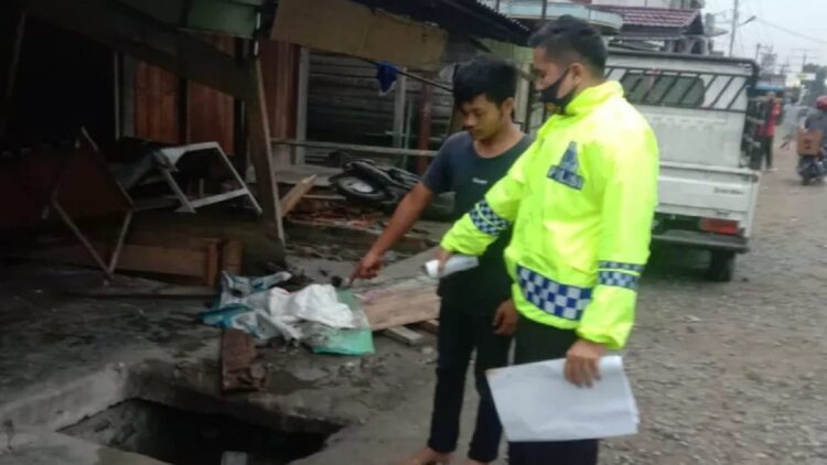 Polisi cek TKP kecelakaan di Pasaman. (antara)