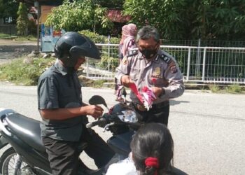 Mantap Nih! Polisi di Padang Ini Sisihkan Gaji untuk Beli Bendera dan Dibagi-bagikan