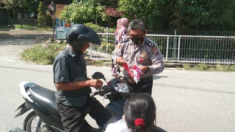 Polisi di Padang sisihkan gaji untuk beli bendera dan dibagi-bagikan kepada masyarakat.