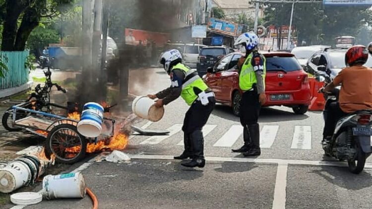 Aksi Tiga Polantas Padamkan Becak Terbakar di Padang Viral, Ini Ternyata Alasannya 1 Unit BM Satlantas Polresta Padang berusaha memadamkan api yang menyambar sebuah becak di Padang.