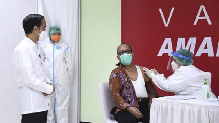 Presiden Joko Widodo memantau proses vaksinasi covid-19 (Lukas - Biro Pers)