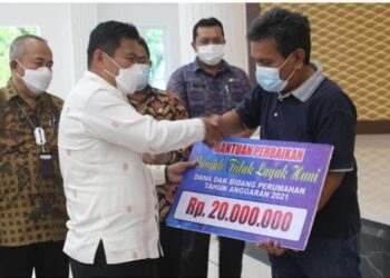 10 Rumah Tak Layak Huni Dibedah di Kota Bukittinggi