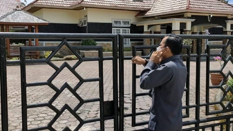 Rumah Dinas Ketua DPRD Kabupaten Solok Digembok, Dodi : Ini Sangat Zolim 1 Rumah dinas Ketua DPRD Kabupaten Solok digembok, Senini (2/8/2021).