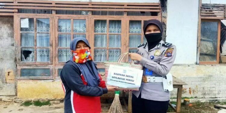 Berasal dari Infak Personel, Satlantas Polres Payakumbuh Sebar Bansos 1 Personel Satlantas Polres Payakumbuh saat memberikan bantuan sosial kepada masyarakat. (Antara/HO-Satlantas Polres Limapuluh Kota)