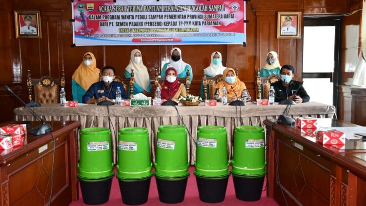Serah terima alat pengolah sampah bantuan dari CSR PT Semen Padang di Pariaman.