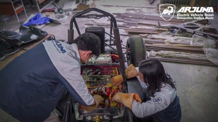 Gemilang di Ajang Nasional dan Internasional, Mobil Listrik Arjuna Raih Sederet Prestasi 1 Tim Mobil Listrik Arjuna UGM. (Foto: dok. Tim Mobil Listrik Arjuna UGM)