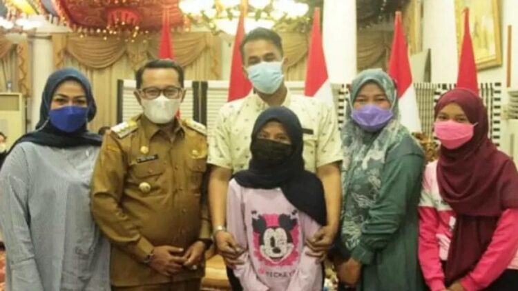 Suhaidi Jamaan peserta Master Indonesia season 8 beserta keluarga foto bersama dengan Bupati Tanah Datar Eka Putra dan Ny Lise Eka Putra (kiri) di kediaman Bupati di Gedung Indo Jolito Senin, 23/8 malam. (Antara/HO)