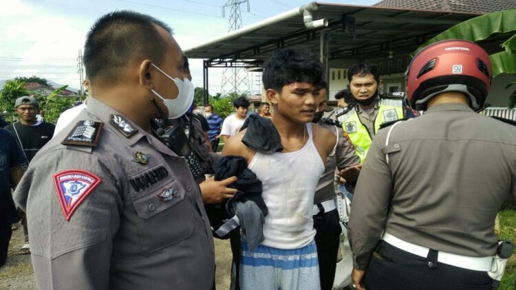 Terlihat personil Unit BM Satlantas Polresta Padang menangkap tersangka dimana sempat menabrak Polisi dan mengajak duel.